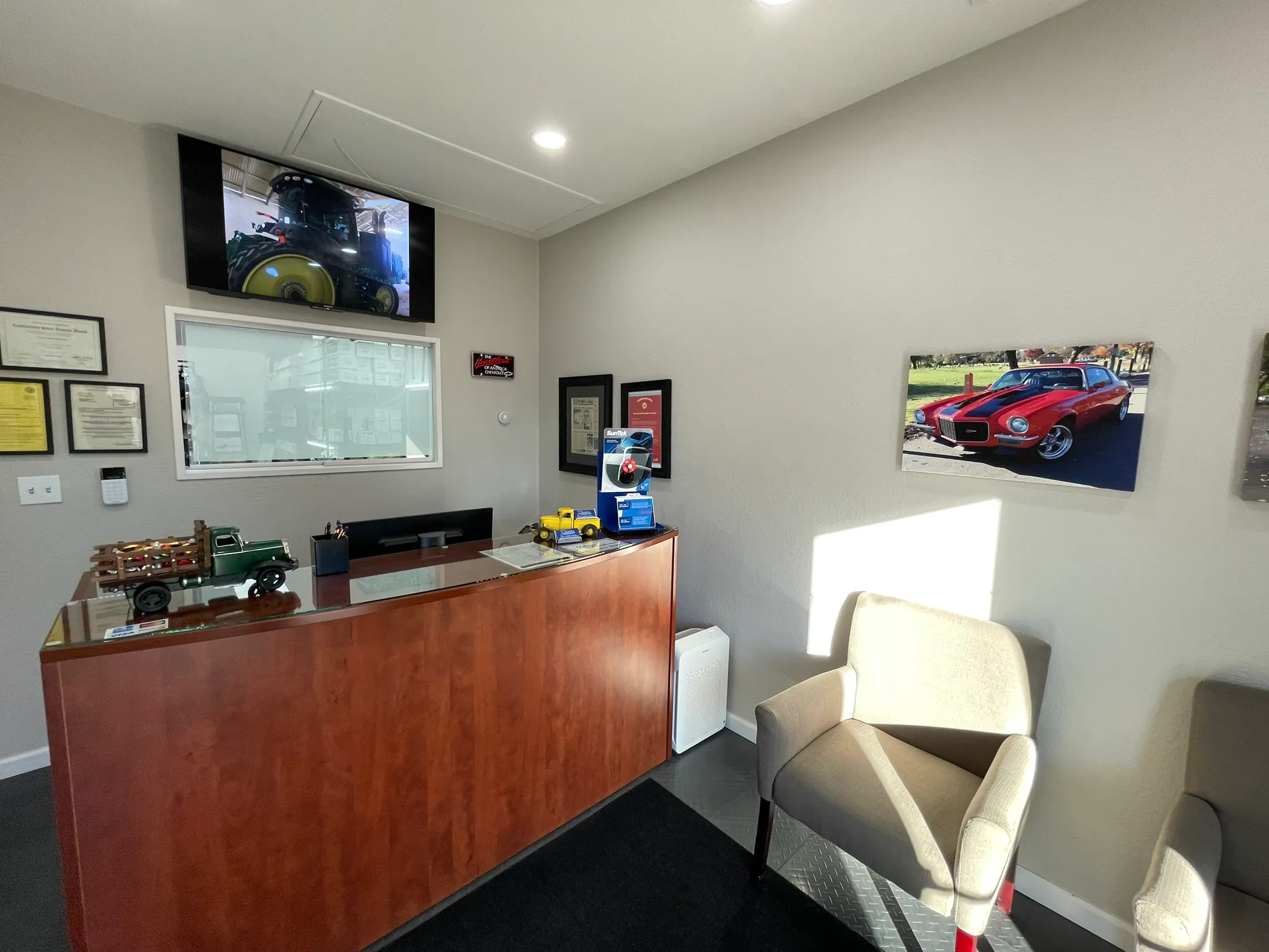 Pacific Window Tint reception and front desk